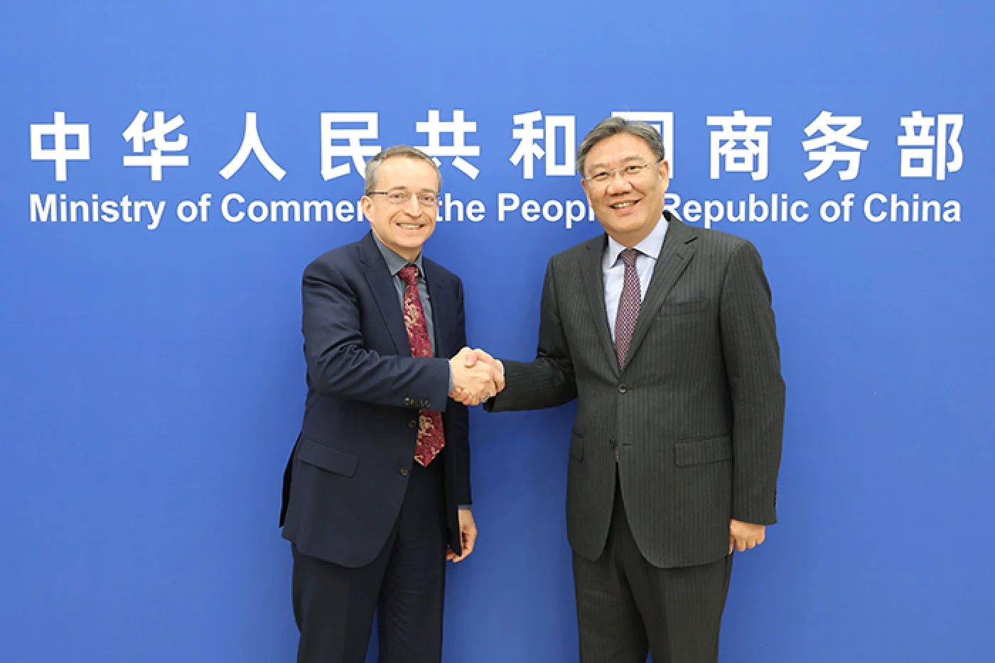 „Intel“ generalinis direktorius (Patas Gelsingeris) ir Kinijos prekybos ministras (Wang Wentao) per susitikimą Pekine paspaudė rankas. (Vaizdo kreditai: Semiwiki)